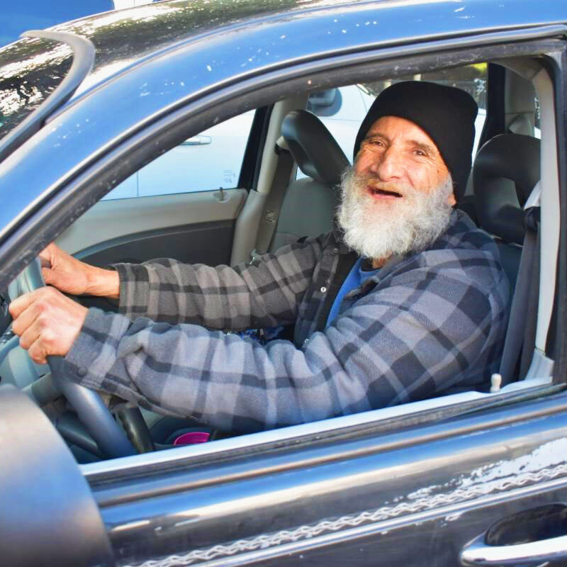 Bob-Redding-veteran-community-member-receives-donation-by-Vibe-by-California-local-dispensary