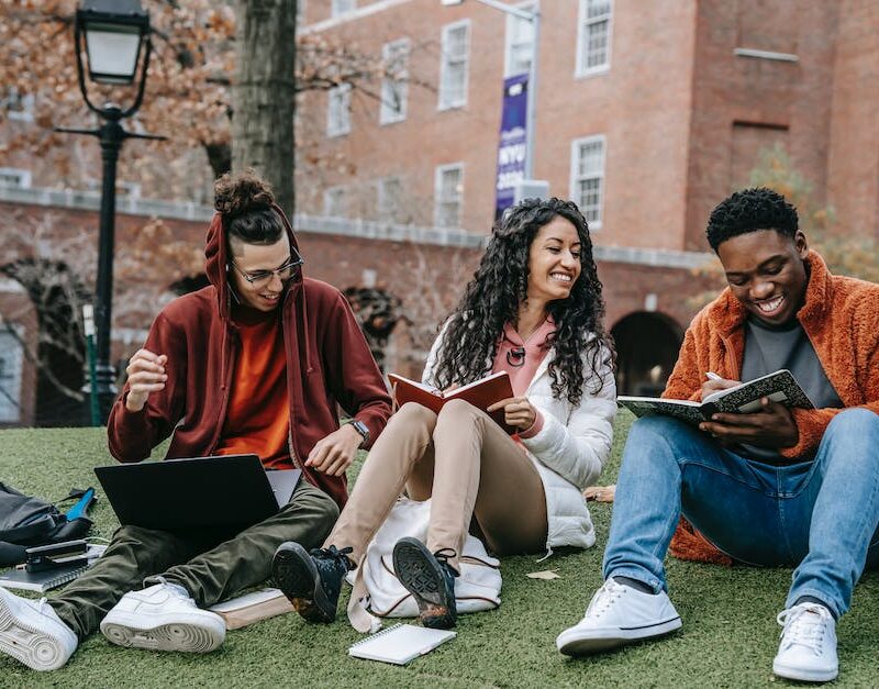cannabis-friendly-campuses-a-guide-to-universities-embracing-marijuana-in-their-policies_featured_photo