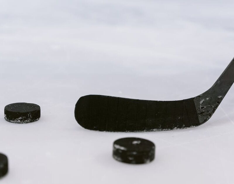 puck-and-puff-how-cannabis-can-improve-focus-and-enjoyment-while-watching-hockey_featured_photo